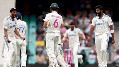 IND vs AUS: भारत ने सैम कोंस्टस को घेरकर जश्न मनाया तो ऑस्ट्रेलियन कोच ने दुखड़ा रोया, टीम इंडिया को सजा न देने पर ICC को कहा भला-बुरा SportsTak Hindi