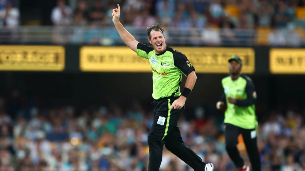 पांच खिलाड़ी चोटिल हुए तो रिटायर होकर कोचिंग दे रहा 41 साल का दिग्गज फिर से बना खिलाड़ी, ठोका 92 मीटर का छक्का, विकेट भी चटकाया