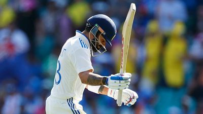 Exclusive : विराट कोहली की खराब फॉर्म पर नवजोत सिंह सिद्धू का बेबाक बयान, कहा - पत्थर मारना बड़ा आसान है लेकिन... Virat Kohli going back to dressing room