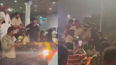 नीतीश कुमार रेड्डी के भारत लौटते ही विशाखापट्टनम एयरपोर्ट पर जोरदार स्वागत, फैंस ने की फूलों की बारिश, सड़क जाम, स्पेशल गाड़ी से रवाना हुआ युवा क्रिकेटर SportsTak Hindi