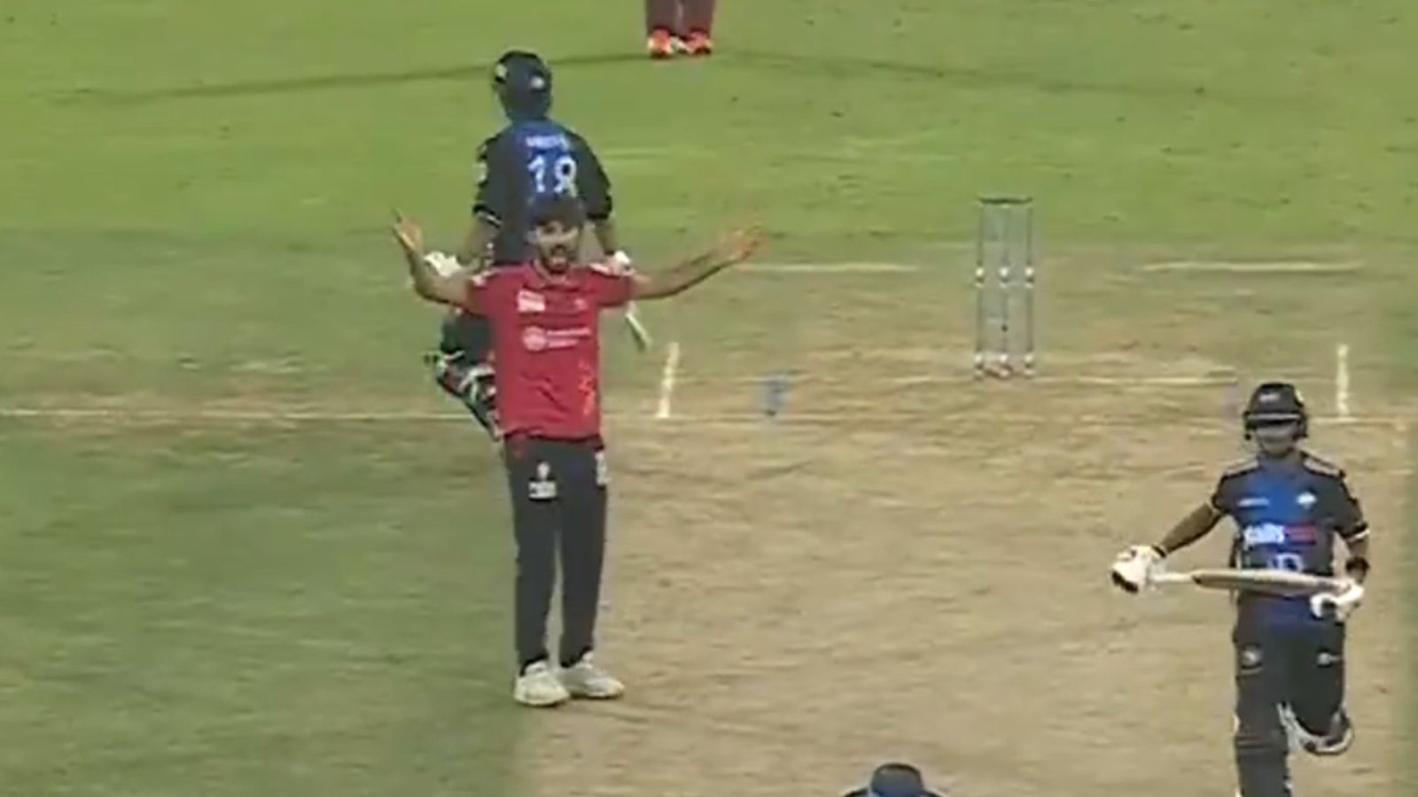 Video : ना किसी ने मारा थ्रो और ना ही स्टंप पर लगी गेंद, बल्लेबाज को अंपायर ने दिया OUT तो गजब का फैला ड्रामा, गेंदबाज को टक्कर मारने वाला बैटर भी खड़ा रहा, जानिए ये क्या हुआ ? Video : ना किसी ने मारा थ्रो और ना ही स्टंप पर लगी गेंद, बल्लेबाज को अंपायर ने दिया OUT तो गजब का फैला ड्रामा, गेंदबाज को टक्कर मारने वाला बैटर भी खड़ा रहा, जानिए ये क्या हुआ ?