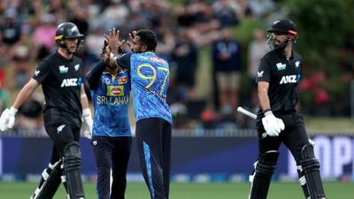 NZ vs SL, 3rd ODI : निसांका के धमाके और मलिंगा-तीक्षणा की कहर बरपाती गेंदबाजी के आगे न्यूजीलैंड ने टेके घुटने, श्रीलंका ने 140 रन की जीत से बचाया क्लीन स्वीप न्यूजीलैंड और श्रीलंका की टीम के खिलाड़ी