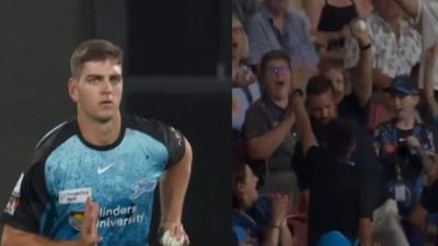 बेटे की गेंद पर छक्का लगा तो पिता ने लपका कैच, मैदान पर दिखा गजब का नजारा, Video हुआ वायरल SportsTak Hindi