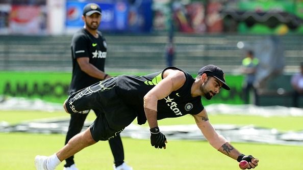 विराट कोहली की प्रैक्टिस को देखते करुण नायर