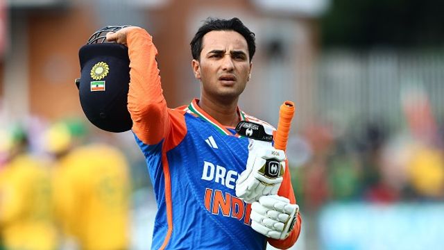 क्रिकेटर अभिषेक शर्मा के साथ एयरपोर्ट पर स्टाफ ने की बदतमीजी, छुट्टी की खराब, बल्लेबाज ने पोस्ट के जरिए सुनाई आपबीती आउट होने के बाद मैदान से बाहर जाते अभिषेक शर्मा