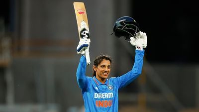 Smriti Mandhana Century : स्मृति मांधना ने 70 गेंद में शतक थोक बरसाए रिकॉर्ड, ऐसा करने वाली बनी पहली भारतीय महिला Smriti Mandhana in frame