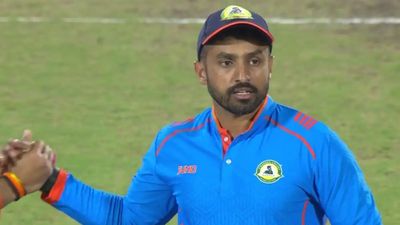 Vijay Hazare Trophy: करुण नायर की बवाल बल्लेबाजी ने विदर्भ को पहली बार फाइनल में पहुंचाया, सेमीफाइनल में ऋतुराज गायकवाड़ की महाराष्ट्र को 69 रनों से पीटा SportsTak Hindi