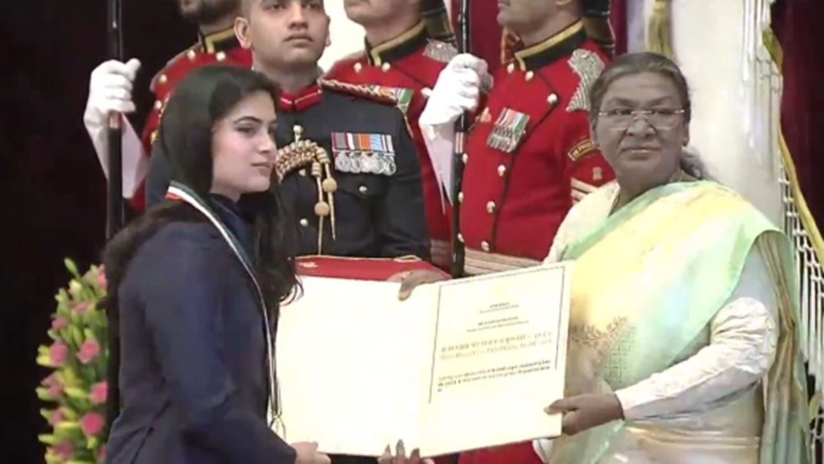 मनु भाकर-डी गुकेश समेत चार खिलाड़ियों को मिला देश को सबसे बड़ा खेल सम्‍मान  राष्‍ट्रपति ने किया खेल रत्‍न से सम्‍मानित, Video 