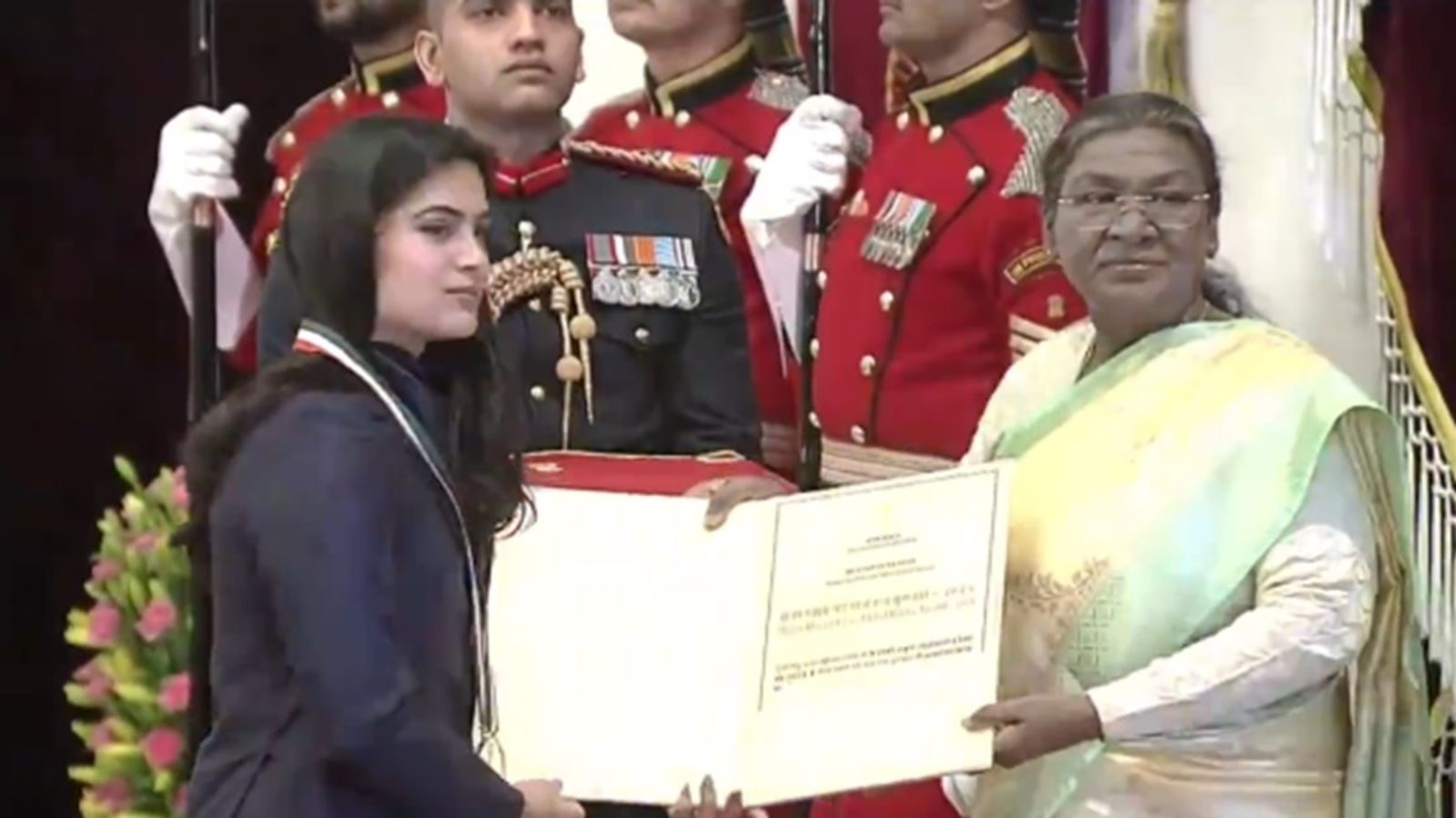 मनु भाकर-डी गुकेश समेत चार खिलाड़ियों को मिला देश को सबसे बड़ा खेल सम्मान राष्ट्रपति ने किया खेल रत्न से सम्मानित, Video मनु भाकर-डी गुकेश समेत चार खिलाड़ियों को मिला देश को सबसे बड़ा खेल सम्मान राष्ट्रपति ने किया खेल रत्न से सम्मानित, Video