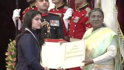 मनु भाकर-डी गुकेश समेत चार खिलाड़ियों को मिला देश को सबसे बड़ा खेल सम्मान राष्ट्रपति ने किया खेल रत्न से सम्मानित, Video SportsTak Hindi