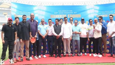 5 किलो दाल-चावल, टूथपेस्ट, चप्पल..., वानखेड़े स्टेडियम की 50वीं एनवर्सरी पर MCA ने तोहफे में क्या-क्या दिया? सुनील गावस्कर समेत कई दिग्गज को भी किया सम्मानित SportsTak Hindi