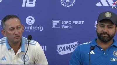 रोहित शर्मा-अजीत अगरकर की सीक्रेट बातचीत लीक! टीम इंडिया के ऐलान से पहले चालू माइक का नहीं रहा ध्यान और हो गई गड़बड़, देखिए Video SportsTak Hindi