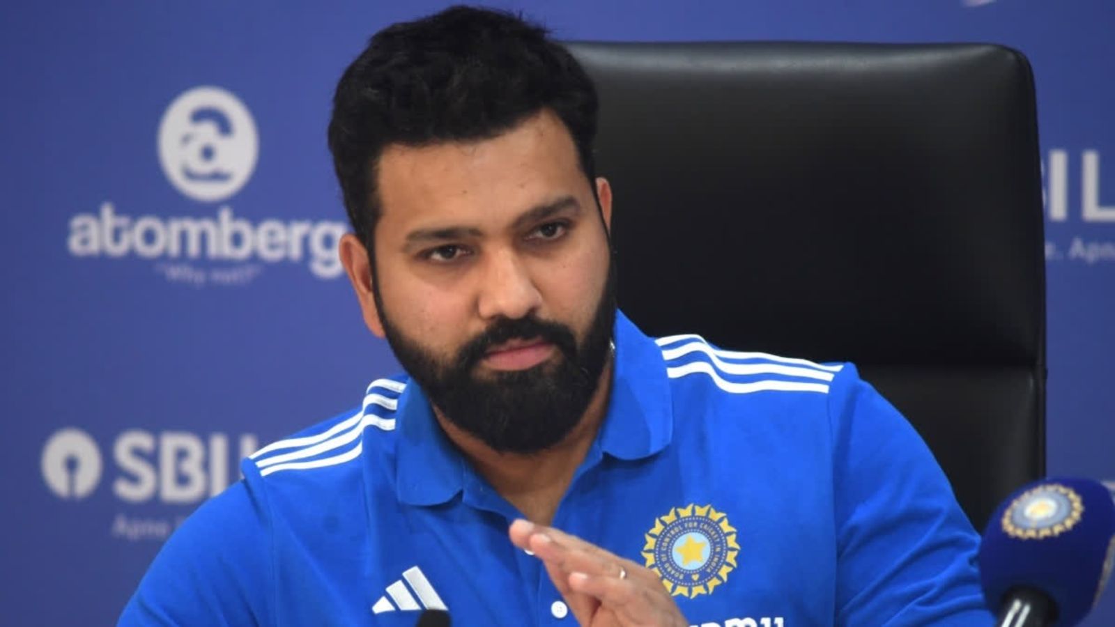 रोहित शर्मा ने खिलाड़ियों पर लगाम लगाने वाली BCCI गाइडलाइंस की उड़ाई धज्जियां, प्रेस कॉन्फ्रेंस में बोले- इन नियमों के बारे में.... भारतीय कप्तान रोहित शर्मा.