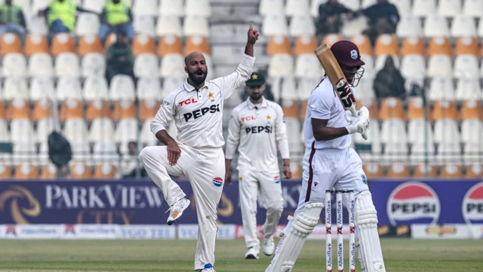PAK vs WI: पाकिस्तान ने ढाई दिन में वेस्ट इंडीज को 127 रन से धूल चटाई, साजिद खान के दम पर हासिल की रिकॉर्डतोड़ जीत PAK vs WI: पाकिस्तान ने ढाई दिन में वेस्ट इंडीज को 127 रन से धूल चटाई, साजिद खान के दम पर हासिल की रिकॉर्डतोड़ जीत