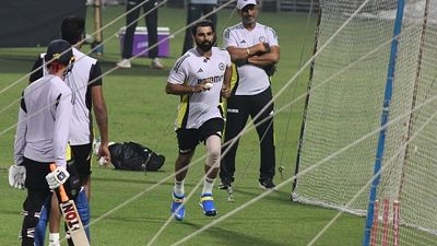 IND vs ENG: मोहम्मद शमी का T20 से पहले दो घंटे का ' टेस्ट', 14 महीने बाद टीम इंडिया से जुड़ने के बाद भारतीय तेज गेंदबाज को लेकर आई ताजा अपडेट SportsTak Hindi