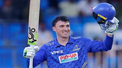 10 चौके-6 छक्के, IPL 2025 मेगा ऑक्शन में अनसोल्ड रहे बल्लेबाज ने तूफानी शतक ठोक MI को दिलाई धमाकेदार जीत, ILT20 इतिहास की खेली तीसरी सबसे बड़ी पारी SportsTak Hindi