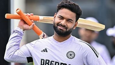 Breaking : ऋषभ पंत बने लखनऊ सुपरजायंट्स के नए कप्तान, IPL 2025 में टीम के इन धुरंधरों के साथ करेंगे धमाका India's star wicketkeeper-batter Rishabh Pant in frame