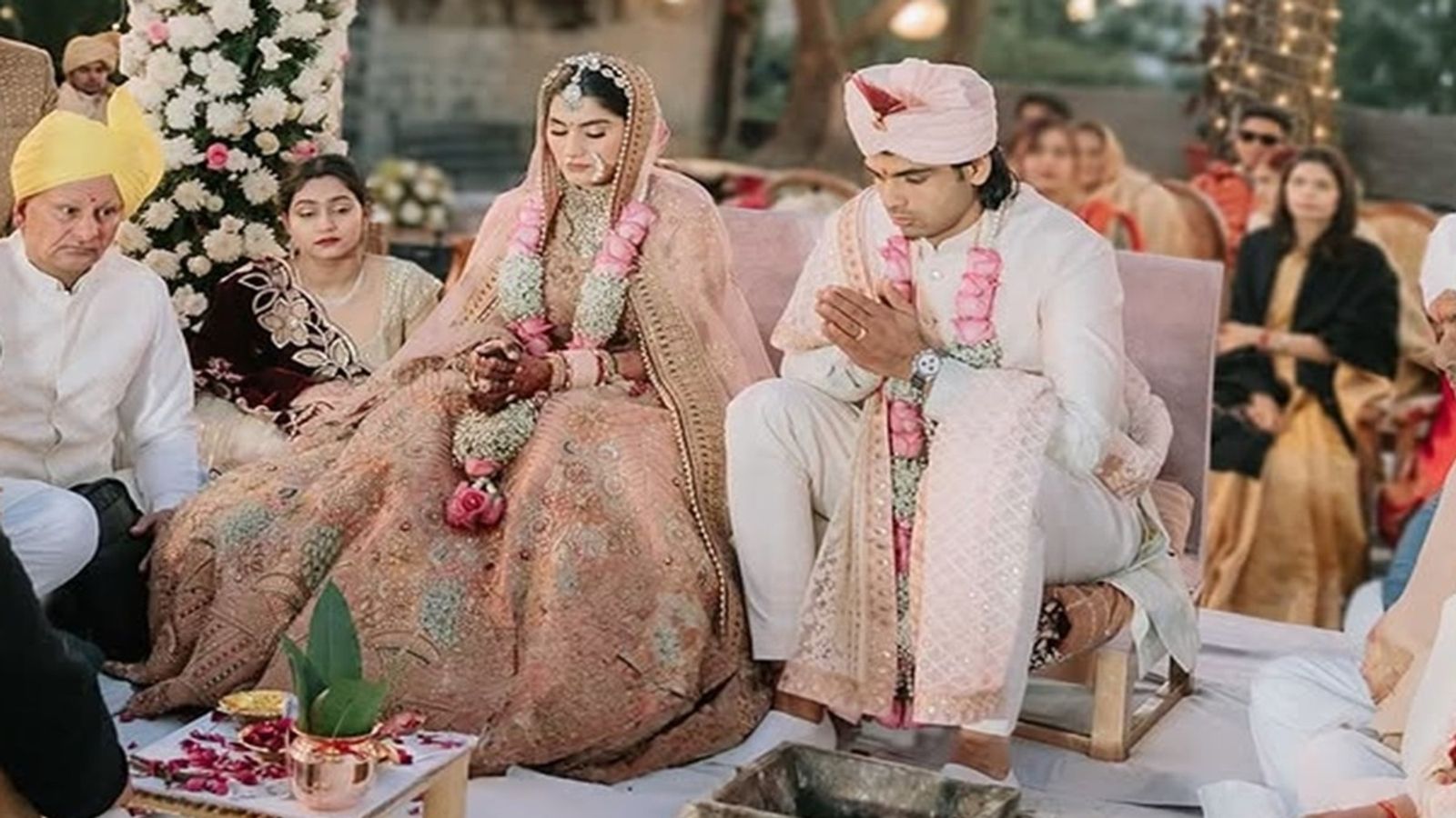 नीरज चोपड़ा को नहीं जानता था शादी कराने वाला पंडित, गोल्डन बॉय ने हिमानी के पेरेंट्स से इतने पैसों का शगुन लेकर जीत लिया दिल नीरज चोपड़ा को नहीं जानता था शादी कराने वाला पंडित, गोल्डन बॉय ने हिमानी के पेरेंट्स से इतने पैसों का शगुन लेकर जीत लिया दिल