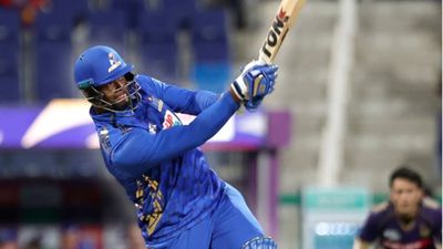 ILT20: 6, 4,4,6 ,6, RCB के धुरंधर ने आखिरी ओवर में तबाही मचा  MI को दिलाई जीत, नाइट राइडर्स के खिलाफ 13 गेंदों में ठोक दिए नॉटआउट 38 रन SportsTak Hindi