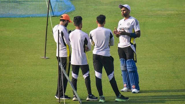 सूर्यकुमार यादव, ऋषभ पंत, हार्दिक पंड्या, श्रेयस अय्यर समेत टीम इंडिया के 11 खिलाड़ियों का NADA की लिस्ट में आया नाम, इंग्लैंड के खिलाफ टी20 सीरीज से पहले आई बड़ी खबर प्रैक्टिस सेशन के दौरान सूर्यकुमार यादव