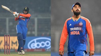 IND vs ENG, 1st T20I : अभिषेक शर्मा ने तूफानी 79 रनों और वरुण चक्रवर्ती ने 3 विकेटों से निकाला इंग्लैंड का दम, 7 विकेट से जीती टीम इंडिया अभिषेक शर्मा और वरुण चक्रवर्ती