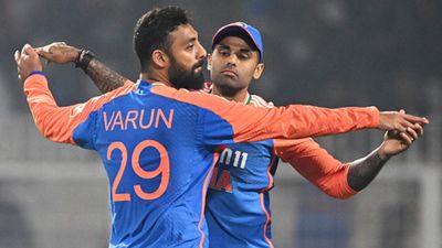 IND vs ENG : इंग्लैंड के खिलाफ 7 विकेट की जीत के बाद सूर्यकुमार यादव ने गौतम गंभीर को लेकर दिया विस्फोटक बयान, कहा - उन्होंने हमें... Varun Chakravarthy, Suryakumar Yadav