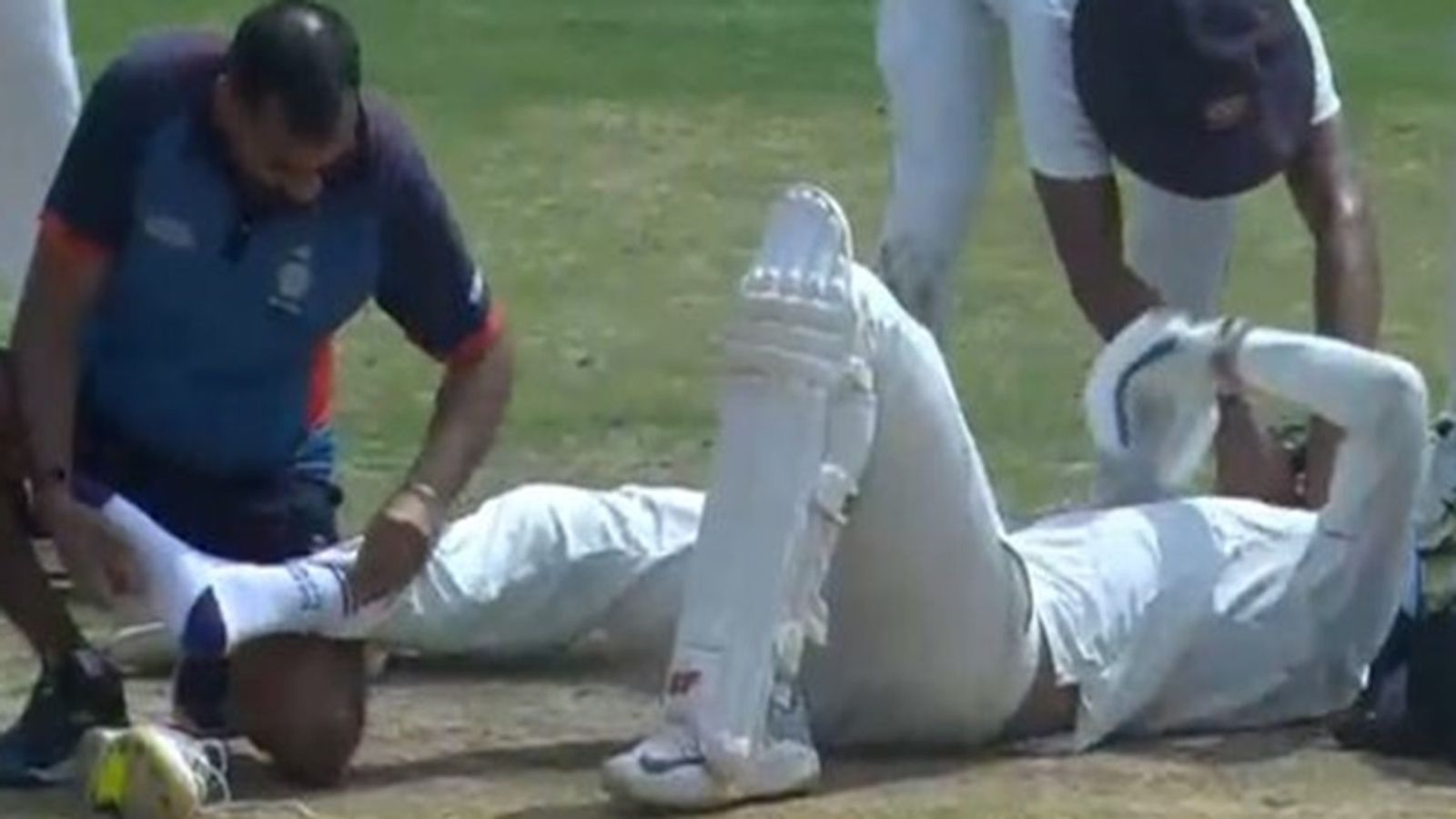 Ranji Trophy मैच के बीच आई बुरी खबर, भारतीय ऑलराउंडर चोटिल, दर्द में छोड़ना पड़ा मैदान, IPL ऑक्शन में 23 करोड़ से ज्यादा में बिका था Ranji Trophy मैच के बीच आई बुरी खबर, भारतीय ऑलराउंडर चोटिल, दर्द में छोड़ना पड़ा मैदान, IPL ऑक्शन में 23 करोड़ से ज्यादा में बिका था