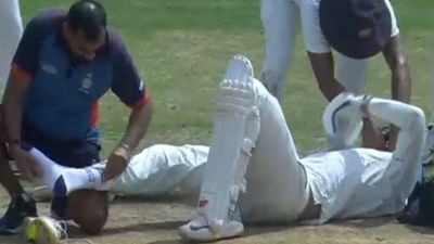 Ranji Trophy मैच के बीच आई बुरी खबर, भारतीय ऑलराउंडर चोटिल, दर्द में छोड़ना पड़ा मैदान, IPL ऑक्शन में 23 करोड़ से ज्यादा में बिका था SportsTak Hindi