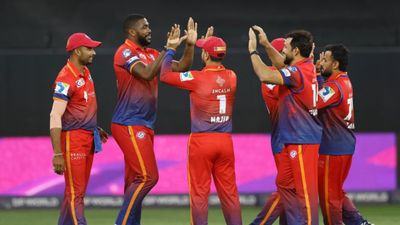 ILT20: दुबई कैपिटल्स ने गल्फ जायंट्स को पांच विकेट से दी शिकस्त, कप्तान सिकंदर रज़ा और दासुन शनाका के दम पर मिली जीत SportsTak Hindi