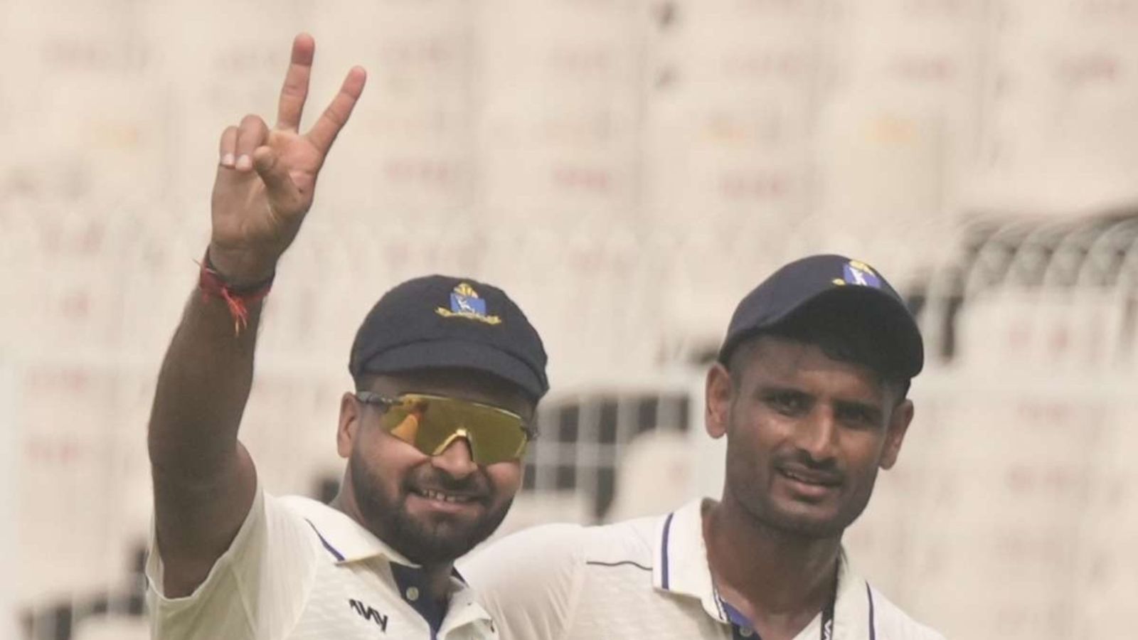 जायसवाल ने बॉलिंग से बिखेरा जादू, छह विकेट लेकर विरोधी टीम को मामूली स्कोर पर किया ढेर, मोहम्मद शमी के भाई के साथ मचाई धूम जायसवाल ने बॉलिंग से बिखेरा जादू, छह विकेट लेकर विरोधी टीम को मामूली स्कोर पर किया ढेर, मोहम्मद शमी के भाई के साथ मचाई धूम