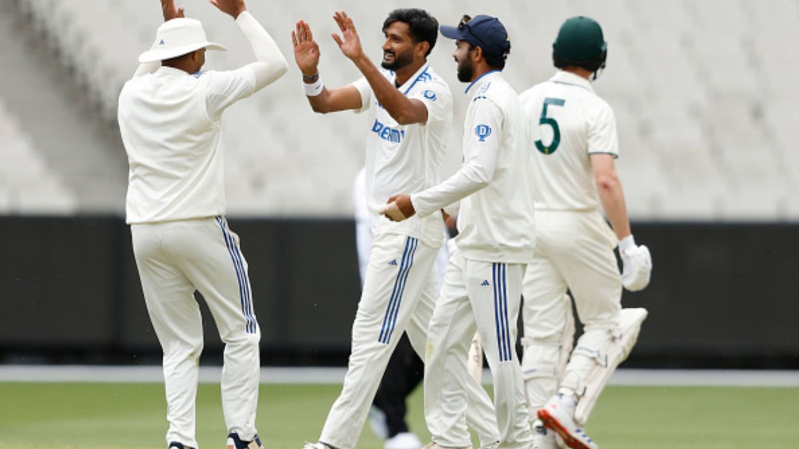 चोट की वजह से छोड़ना पड़ा ऑस्ट्रेलिया दौरा, अब पांच विकेट लेकर मचाया तहलका, करुण नायर और उनकी टीम का बिगाड़ दिया खेल चोट की वजह से छोड़ना पड़ा ऑस्ट्रेलिया दौरा, अब पांच विकेट लेकर मचाया तहलका, करुण नायर और उनकी टीम का बिगाड़ दिया खेल