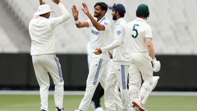 चोट की वजह से छोड़ना पड़ा ऑस्ट्रेलिया दौरा, अब पांच विकेट लेकर मचाया तहलका, करुण नायर और उनकी टीम का बिगाड़ दिया खेल SportsTak Hindi