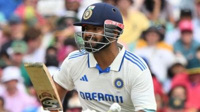 रोहित शर्मा के बाद ऋषभ पंत भी रणजी ट्रॉफी में ढेर, रवींद्र जडेजा की फिरकी में फंसकर दूसरी पारी में भी फेल SportsTak Hindi