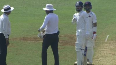 श्रेयस अय्यर पर चैंपियंस ट्रॉफी 2025 से पहले बैन का खतरा! Ranji Trophy मैच में अंपायर से हुआ झगड़ा, जानें क्या है पूरा मामला ? रणजी ट्रॉफी मैच में अंपायर से बहस के दौरान श्रेयस अय्यर और अजिंक्य रहाणे