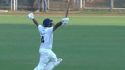 टीम इंडिया से बाहर चलने वाले लॉर्ड शार्दुल ठाकुर ने ठोका शतक, रोहित शर्मा वाली मुंबई को हार के संकट से बचाया  रणजी में शतक जड़ने के बाद शार्दुल ठाकुर