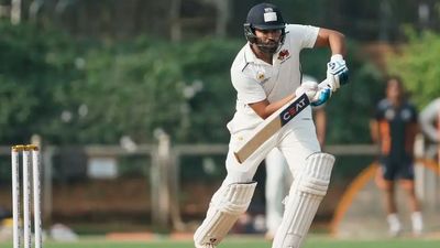 रोहित शर्मा, जायसवाल और श्रेयस अय्यर ने मझधार में छोड़ा तो शार्दुल ने तूफानी शतक से कराई मुंबई की वापसी, रोमांचक हुआ मुकाबला Mumbai's veteran batter Rohit Sharma in frame