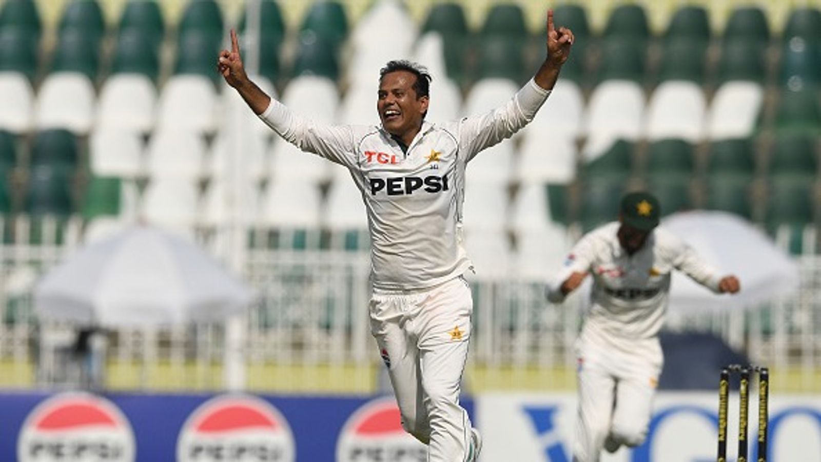 नोमान अली ने 38 की उम्र में रचा इतिहास, टेस्ट क्रिकेट में हैट्रिक लेने वाले बने पहले पाकिस्तानी स्पिनर, मुल्तान में ताश के पत्तों की तरह ढही वेस्टइंडीज नोमान अली ने 38 की उम्र में रचा इतिहास, टेस्ट क्रिकेट में हैट्रिक लेने वाले बने पहले पाकिस्तानी स्पिनर, मुल्तान में ताश के पत्तों की तरह ढही वेस्टइंडीज