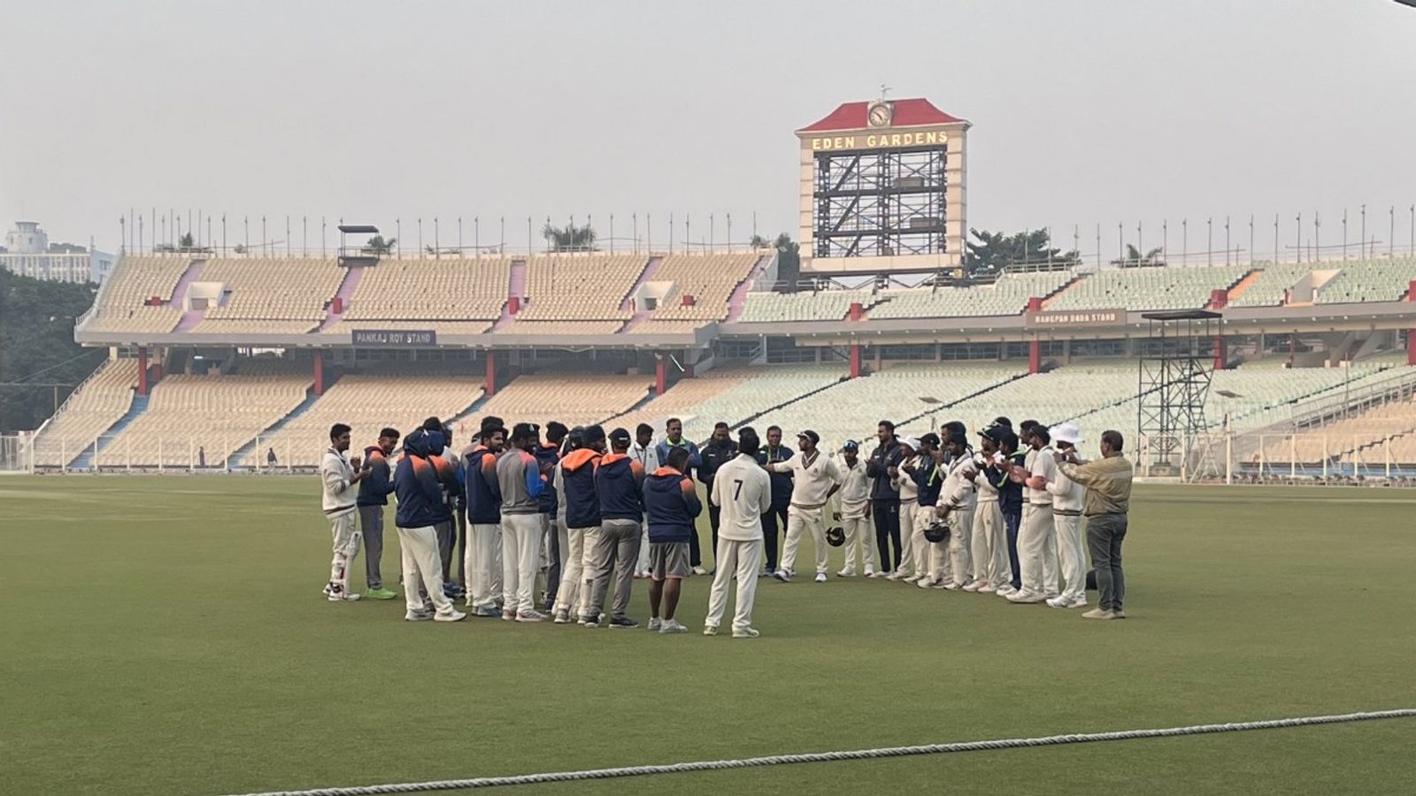 जायसवाल ने गेंदबाजी में बरपाया कहर, 11 विकेट लेकर रोहित शर्मा की टीम पर कसा शिकंजा, शमी के भाई ने भी दिखाया दम  जायसवाल ने गेंदबाजी में बरपाया कहर, 11 विकेट लेकर रोहित शर्मा की टीम पर कसा शिकंजा, शमी के भाई ने भी दिखाया दम