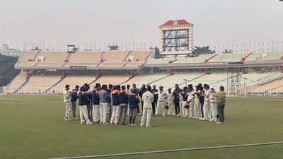 जायसवाल ने गेंदबाजी में बरपाया कहर, 11 विकेट लेकर रोहित शर्मा की टीम पर कसा शिकंजा, शमी के भाई ने भी दिखाया दम  एक मैच के दौरान बंगाल की टीम के खिलाड़ी