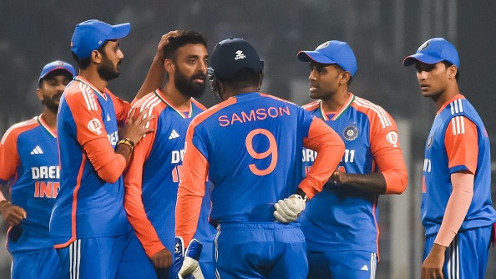 टीम इंडिया से बाहर हुए रिंकू सिंह और नितीश रेड्डी, BCCI ने आनन-फानन में जानिए किन दो खिलाड़ियों को किया शामिल ? टीम इंडिया से बाहर हुए रिंकू सिंह और नितीश रेड्डी, BCCI ने आनन-फानन में जानिए किन दो खिलाड़ियों को किया शामिल ?