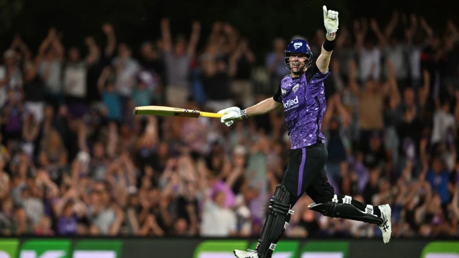 BBL: 23 साल के बल्लेबाज ने ठोका फाइनल में सबसे तेज शतक, 11 छक्के उड़ाकर डेविड वॉर्नर की सिडनी थंडर का निकाला दम, होबार्ट हरिकेंस को पहली बार बनाया चैंपियन BBL: 23 साल के बल्लेबाज ने ठोका फाइनल में सबसे तेज शतक, 11 छक्के उड़ाकर डेविड वॉर्नर की सिडनी थंडर का निकाला दम, होबार्ट हरिकेंस को पहली बार बनाया चैंपियन