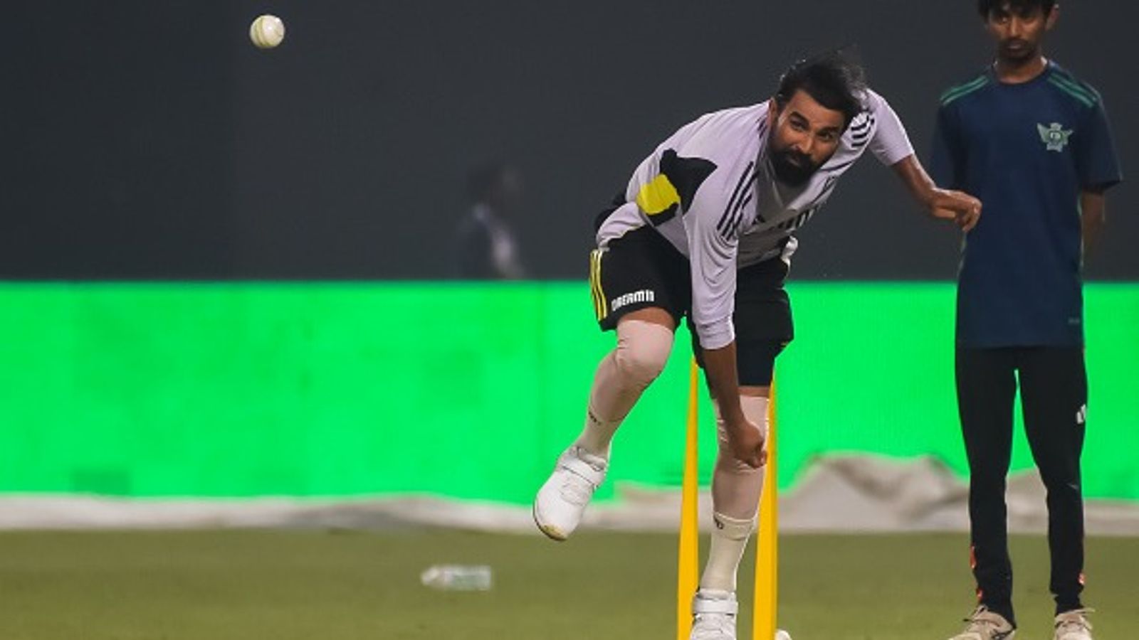 सूर्या और गंभीर की वजह से नहीं खेल रहे मोहम्मद शमी! टीम इंडिया के बैटिंग कोच ने दी जानकारी, बोले- उसकी फिटनेस... सूर्या और गंभीर की वजह से नहीं खेल रहे मोहम्मद शमी! टीम इंडिया के बैटिंग कोच ने दी जानकारी, बोले- उसकी फिटनेस...