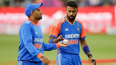 हार्दिक पंड्या और टीम इंडिया में उनके लीडरशिप के रोल को लेकर संजय मांजरेकर ने साधा निशाना, कहा - फर्स्ट क्लास क्रिकेट नहीं खेलते तो... India's Suryakumar Yadav (L) hands the ball to India's Hardik Pandya in this frame