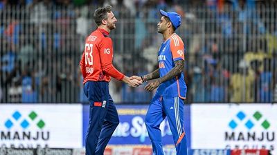 IND vs ENG, 3rd T2OI: सूर्यकुमार यादव ने लगातार तीसरी बार टॉस जीत चुनी गेंदबाजी, मोहम्मद शमी की 14 महीने बाद टीम में वापसी SportsTak Hindi