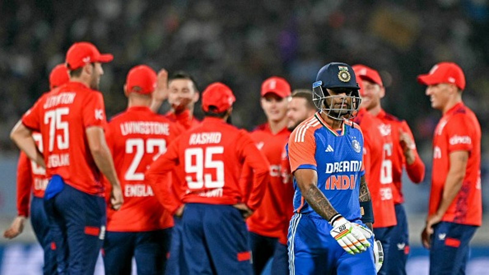 IND vs ENG: वरुण चक्रवर्ती के 5 विकेटों पर भारतीय बल्लेबाजों ने फेरा पानी, सीरीज हार से बची इंग्लैंड, तीसरे टी20 पर किया 26 रन से कब्जा IND vs ENG: वरुण चक्रवर्ती के 5 विकेटों पर भारतीय बल्लेबाजों ने फेरा पानी, सीरीज हार से बची इंग्लैंड, तीसरे टी20 पर किया 26 रन से कब्जा