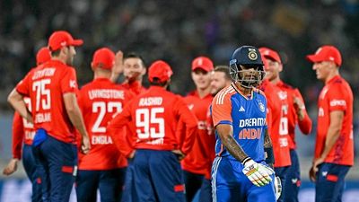 IND vs ENG: वरुण चक्रवर्ती के 5 विकेटों पर भारतीय बल्लेबाजों ने फेरा पानी, सीरीज हार से बची इंग्लैंड, तीसरे टी20 पर किया 26 रन से कब्जा SportsTak Hindi