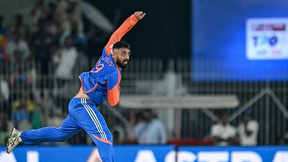 IND vs ENG : वरुण चक्रवर्ती के 5 विकेट लेने के बावजूद टीम इंडिया को मिली हार तो खिलाड़ी का दर्द आया बाहर, कहा - मैं शिकायत नहीं कर रहा लेकिन...