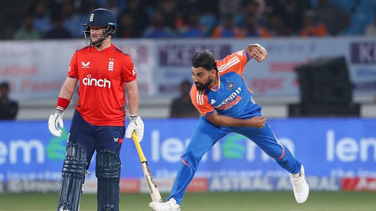 Shami : 437 दिन बाद वापसी में विकेट को तरसे मोहम्मद शमी, अंपायर ने भी दे डाली चेतावनी, इंग्लैंड के सामने जानें क्या हुआ ? Shami : 437 दिन बाद वापसी में विकेट को तरसे मोहम्मद शमी, अंपायर ने भी दे डाली चेतावनी, इंग्लैंड के सामने जानें क्या हुआ ?