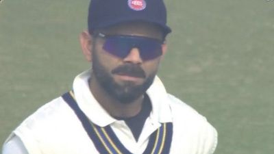 'कोहली को बॉलिंग दो', रणजी मुकाबले में फैंस ने लगाए नारे, दिल्ली के कप्तान से लगाई गुहार, VIDEO वायरल SportsTak Hindi