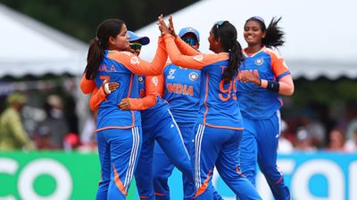 IND vs ENG: डिफेंडिंग चैंपियन टीम इंडिया की U19 T20 World Cup के फाइनल में एंट्री, इंग्लैंड को 9 विकेट से हरा टूर्नामेंट से किया बाहर SportsTak Hindi